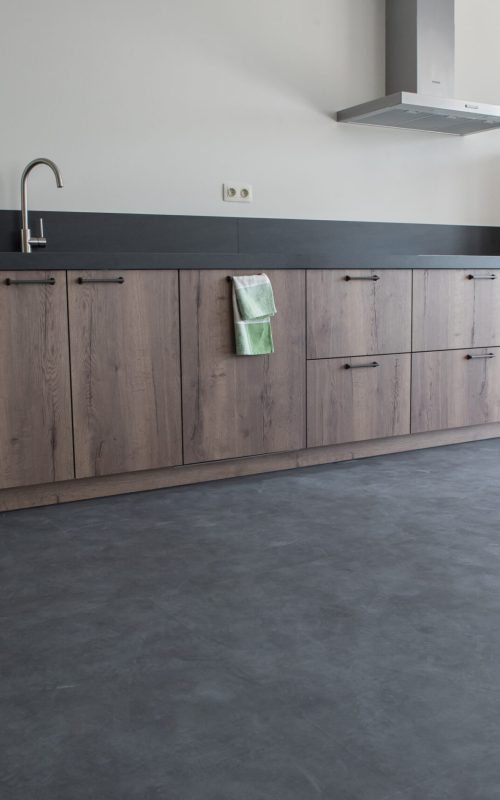 Luxury kitchen with PVC concrete look flooring